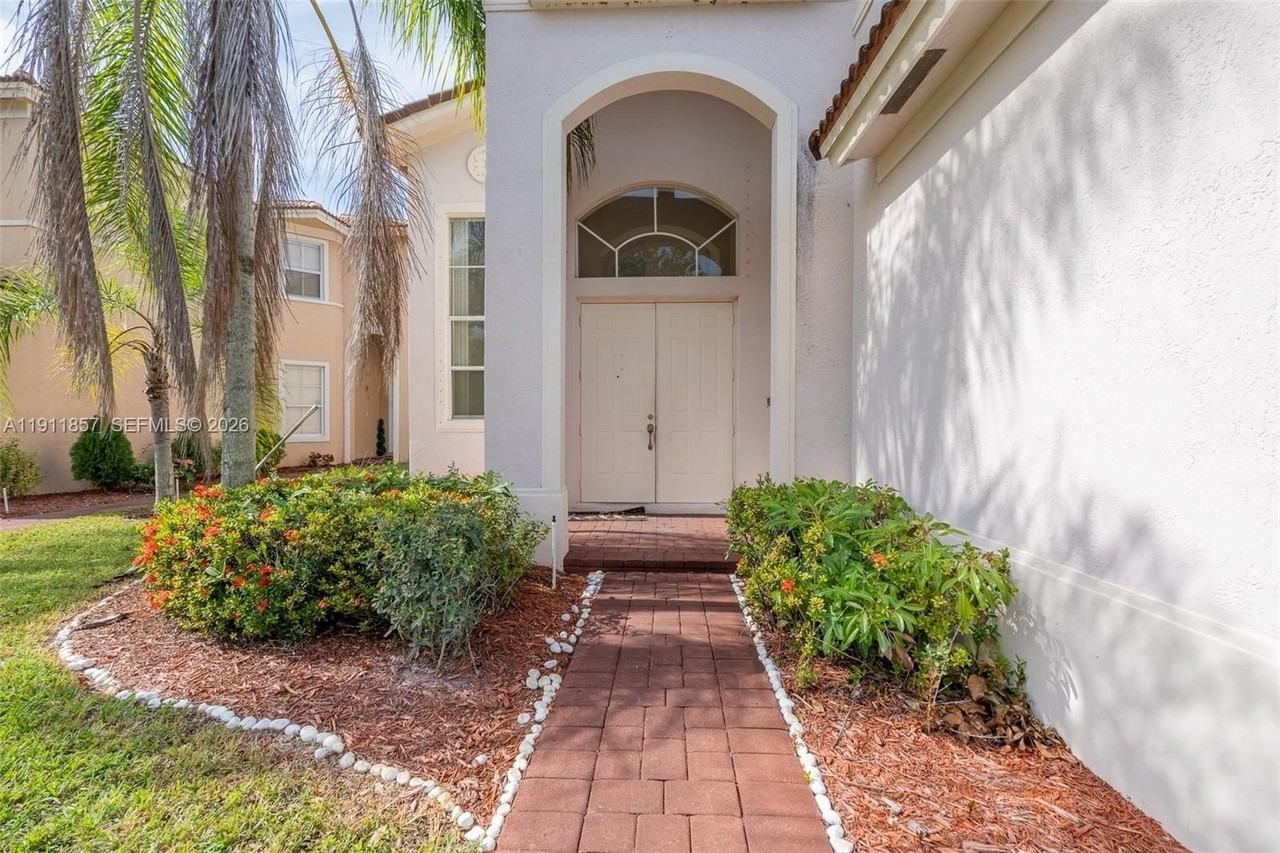 1770 Ne 37th Pl #0 - Photo 4 of 34