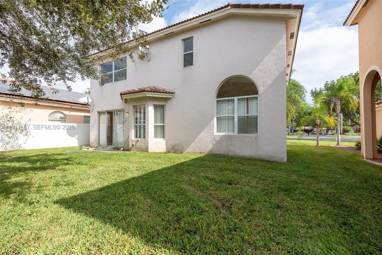 1770 Ne 37th Pl #0 - Photo 6 of 34