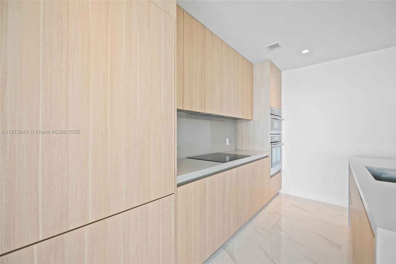 Ne 24th St #5606 - Photo 4 of 8