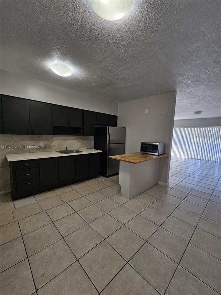 2201 Ne 172nd St #3 - Photo 3 of 8