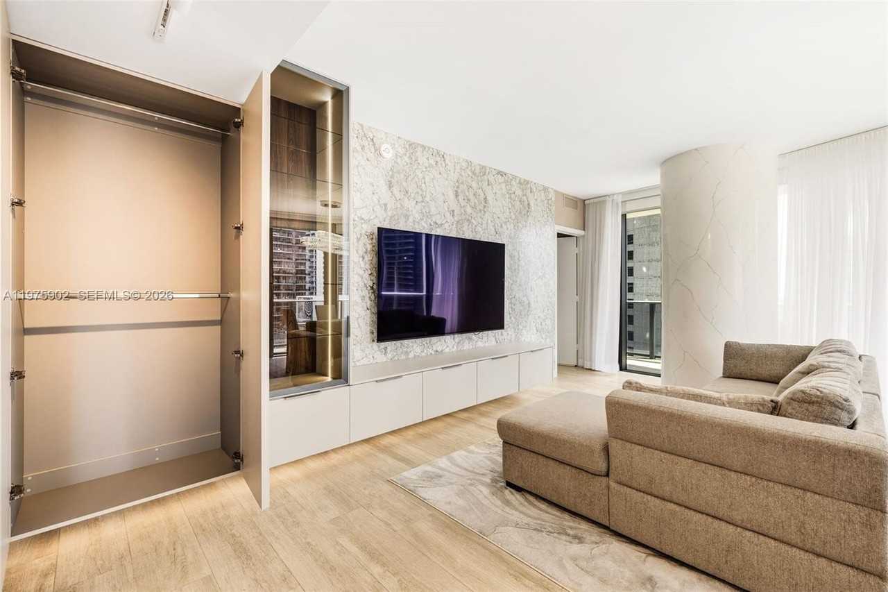 45 Sw 9th St #2303 - Photo 4 of 48