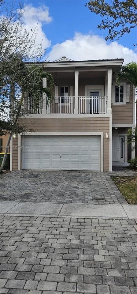 3389 Ne 4th St - Photo 3 of 48