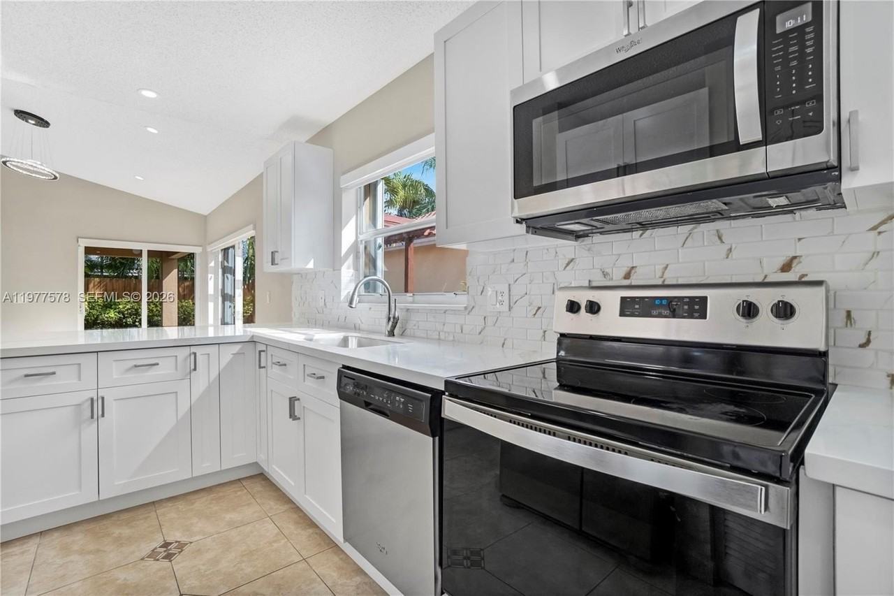 15561 Sw 144th Ter - Photo 7 of 32