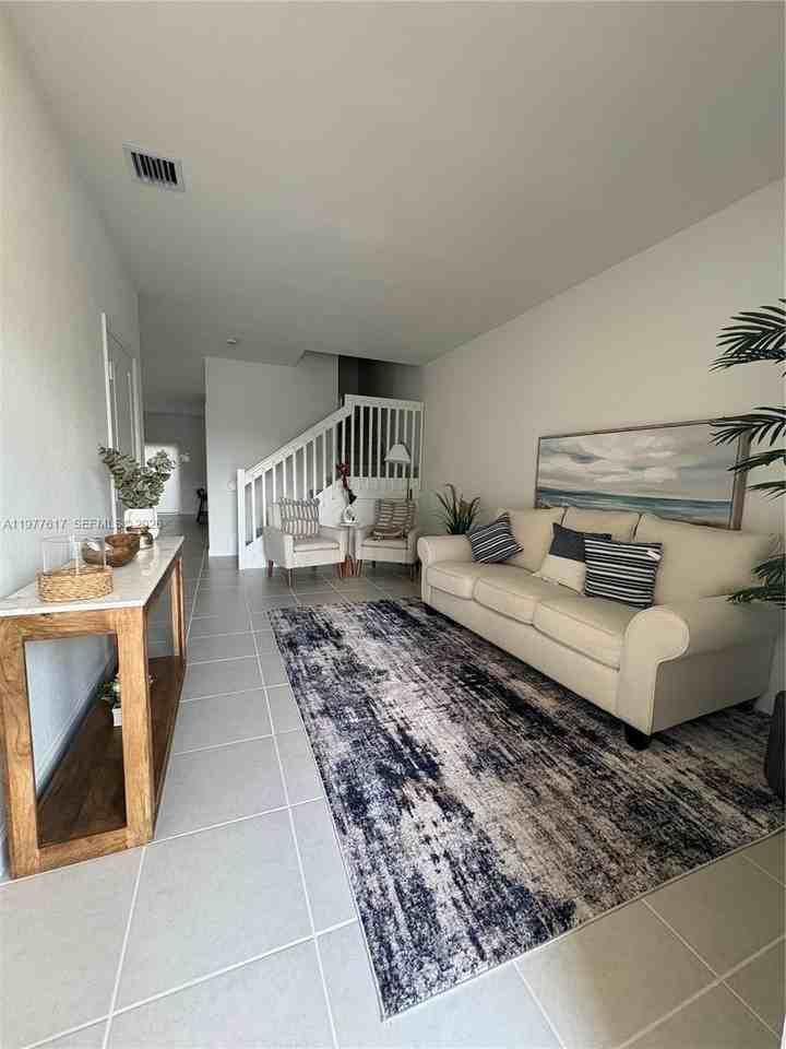 2409 Se 28th St #2409 - Photo 3 of 11