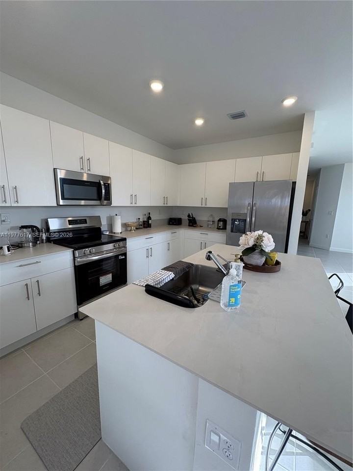 2409 Se 28th St #2409 - Photo 5 of 11