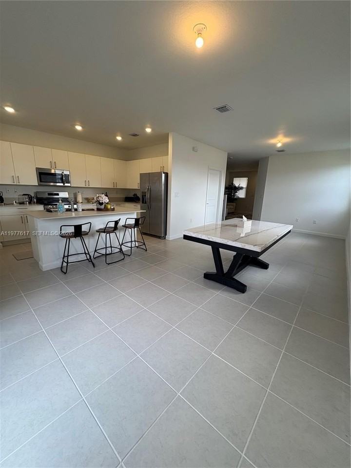 2409 Se 28th St #2409 - Photo 6 of 11