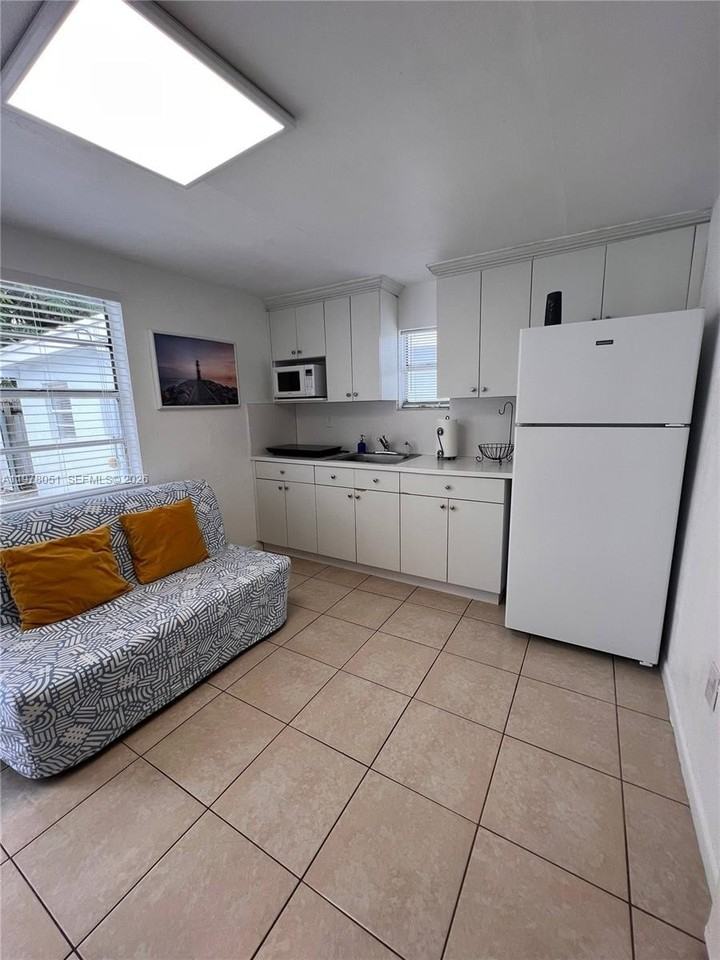 2623 Sw 17th St #A - Photo 4 of 18