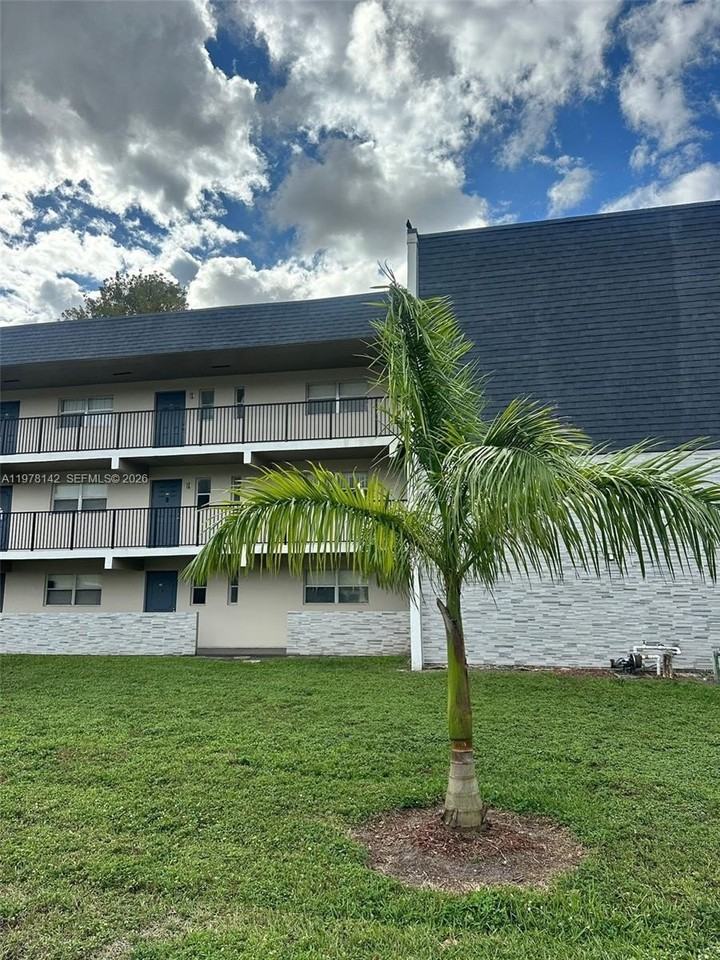 8000 Fairview Dr #306