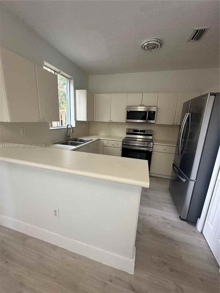 1481 Se 24th Ct #243 - Photo 6 of 36