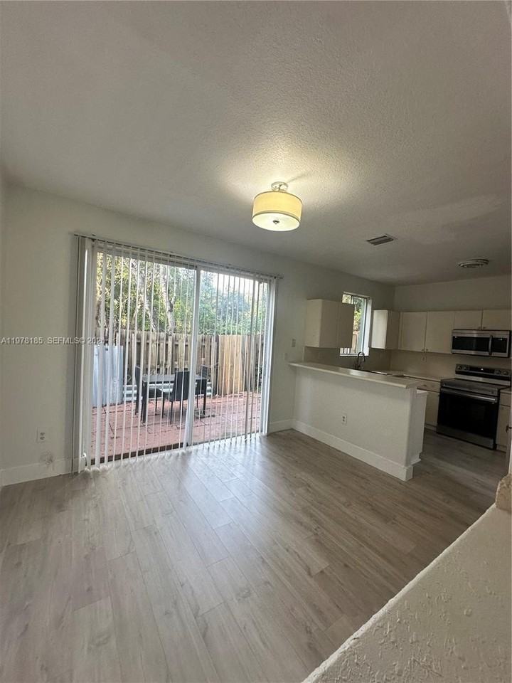 1481 Se 24th Ct #243 - Photo 7 of 36