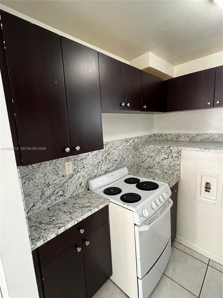 960 Biarritz Dr #14 - Photo 3 of 10