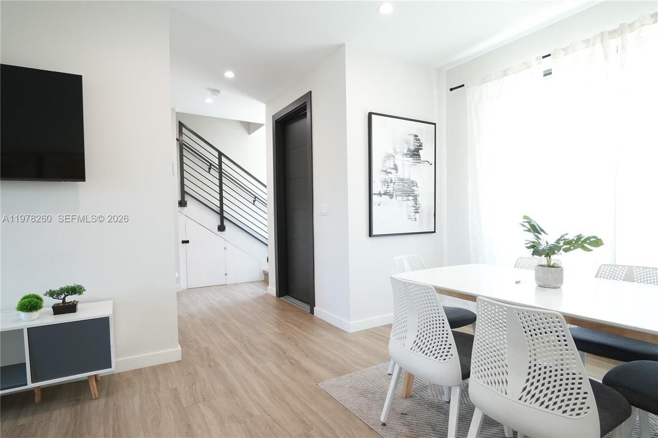 211 Se 4th St #3 - Photo 3 of 28