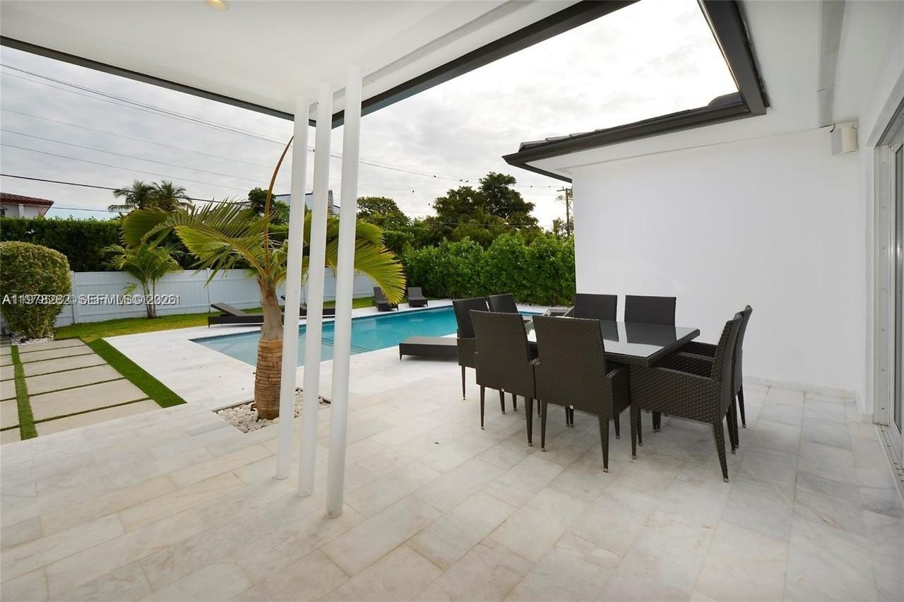 880 N Venetian Dr - Photo 3 of 26