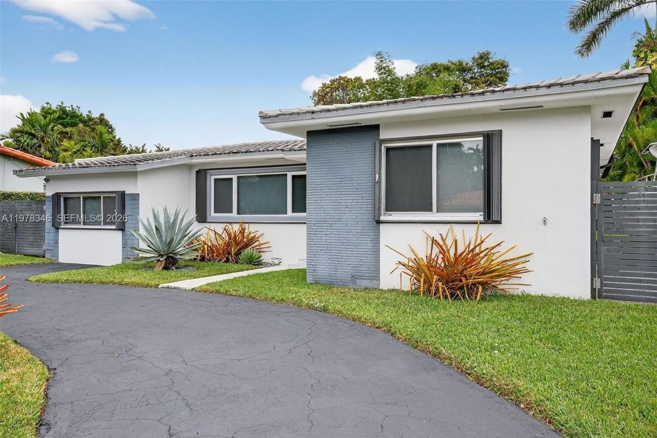 425 Ne 114th St #0 - Photo 4 of 45