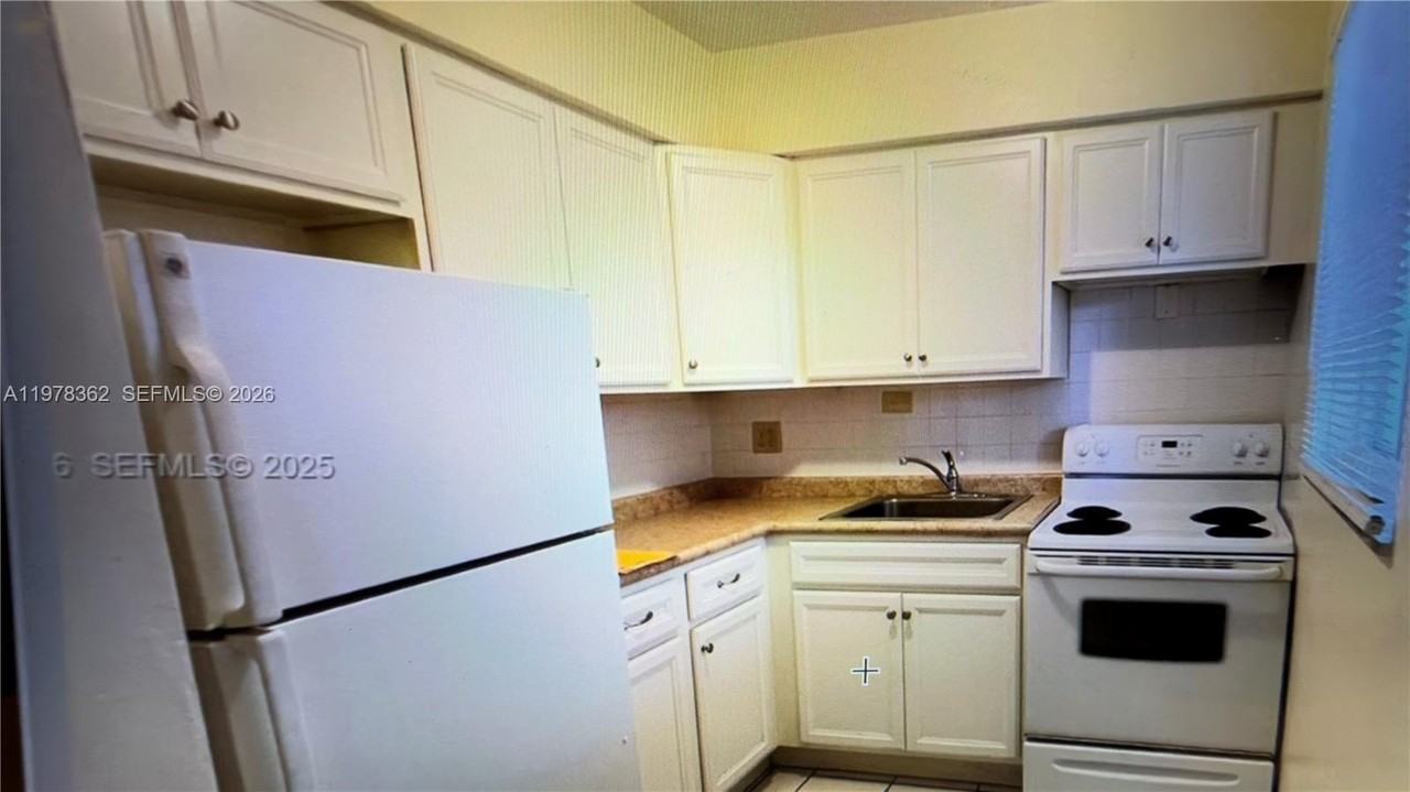 701 Sw 15th Ave #3 - Photo 4 of 4