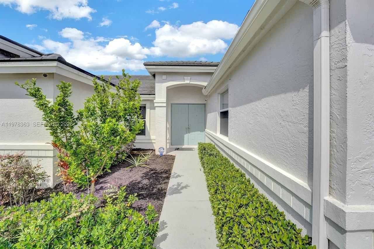 3833 Cypress Lake Dr - Photo 3 of 28