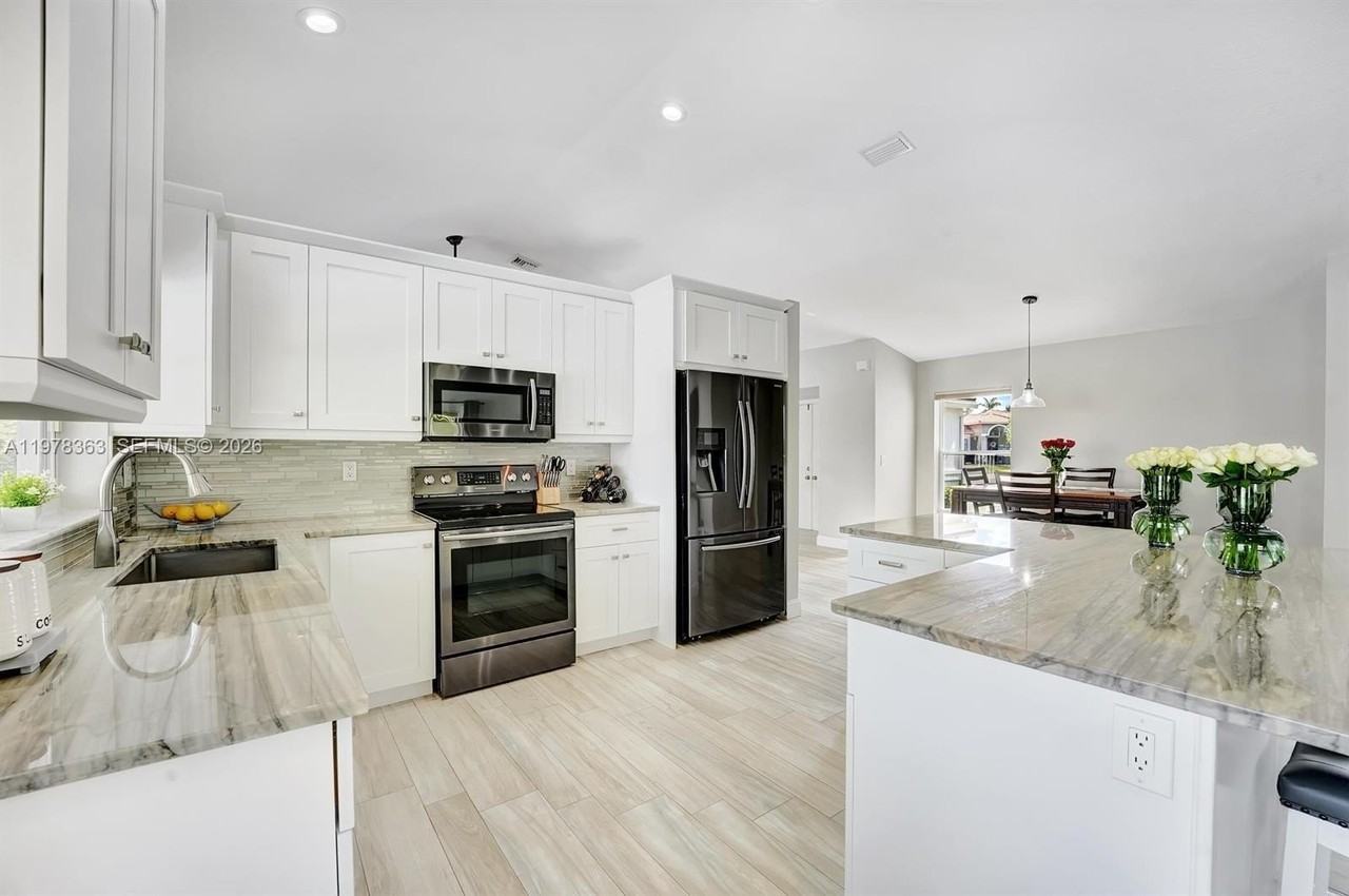 3833 Cypress Lake Dr - Photo 6 of 28