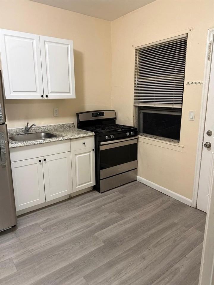 1708 Hayes St #3 - Photo 7 of 10