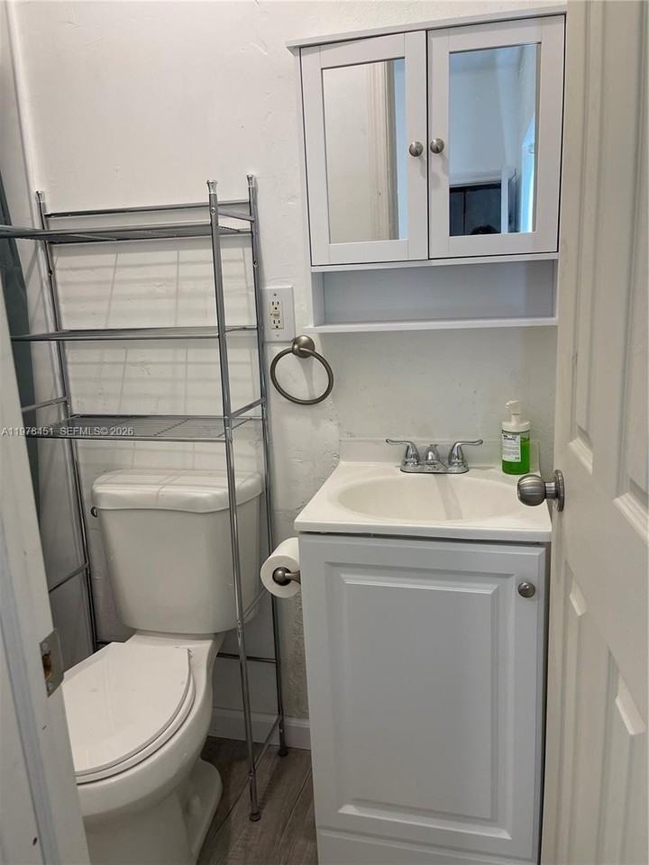 3127 Sw 21st St #2 - Photo 5 of 6