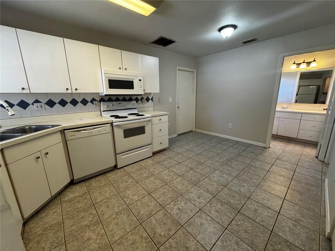 2630 Icabod Ct - Photo 5 of 8