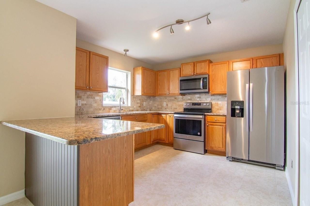 402 Bridgewater Ct - Photo 2 of 13