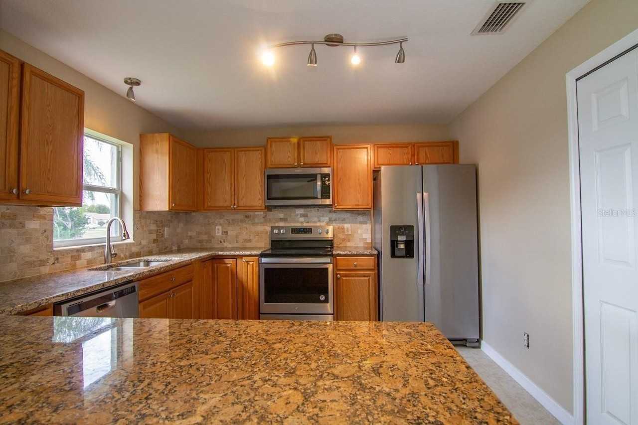 402 Bridgewater Ct - Photo 4 of 13