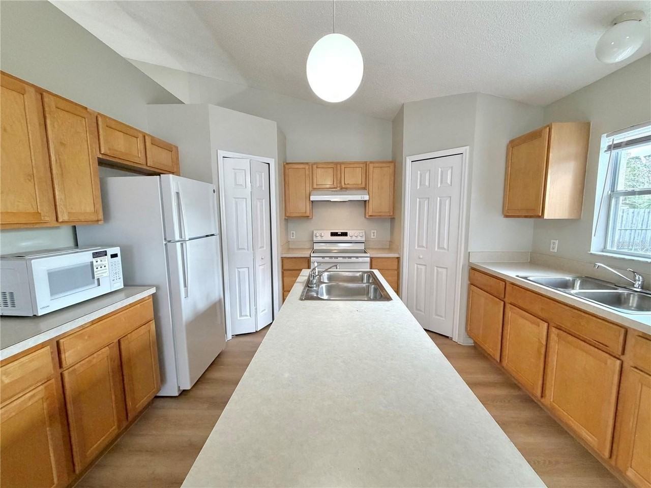 12052 Villa Rd - Photo 7 of 50