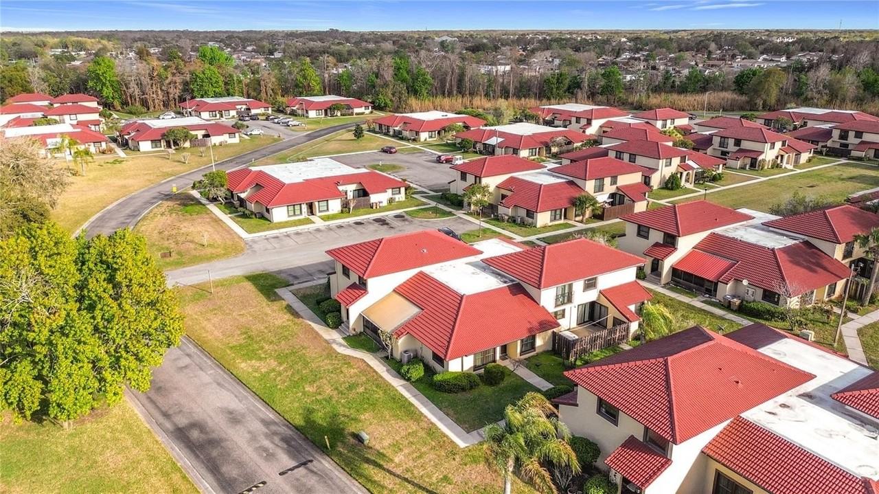 571 Hunter Cir - Photo 2 of 23