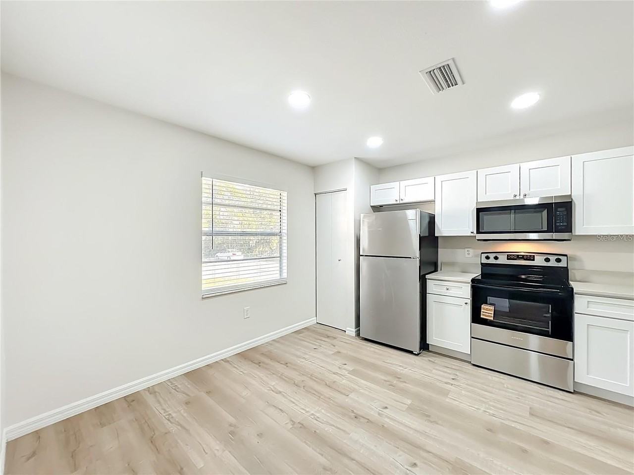 201 Fern Ct - Photo 3 of 18