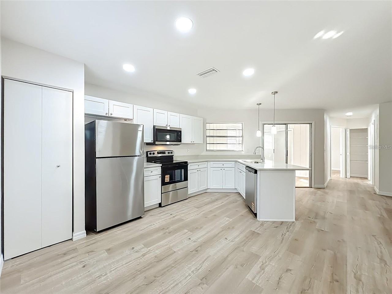 201 Fern Ct - Photo 4 of 18