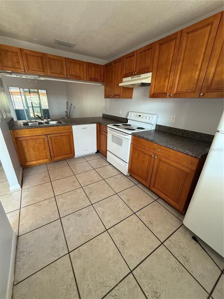 950 Beltrees St #B - Photo 4 of 11