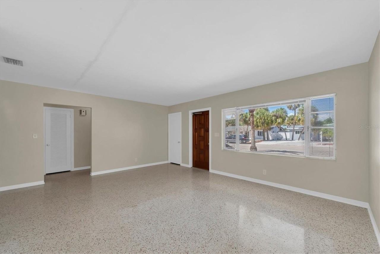 456 85th Ave - Photo 6 of 35