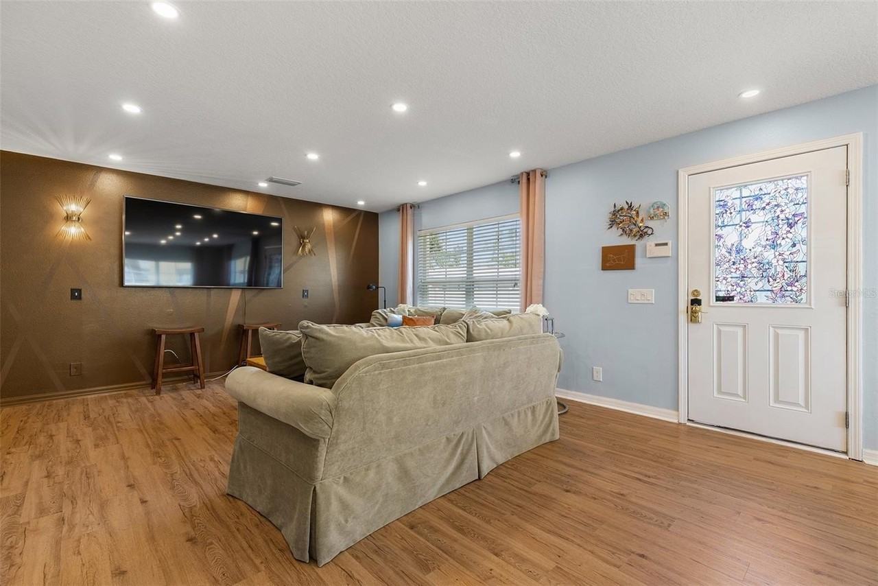 3852 Mandalay Dr - Photo 4 of 28