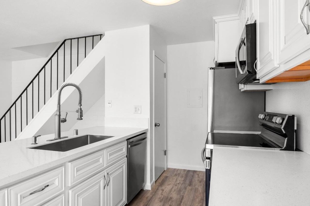 1430 42nd Ave - Photo 5 of 23