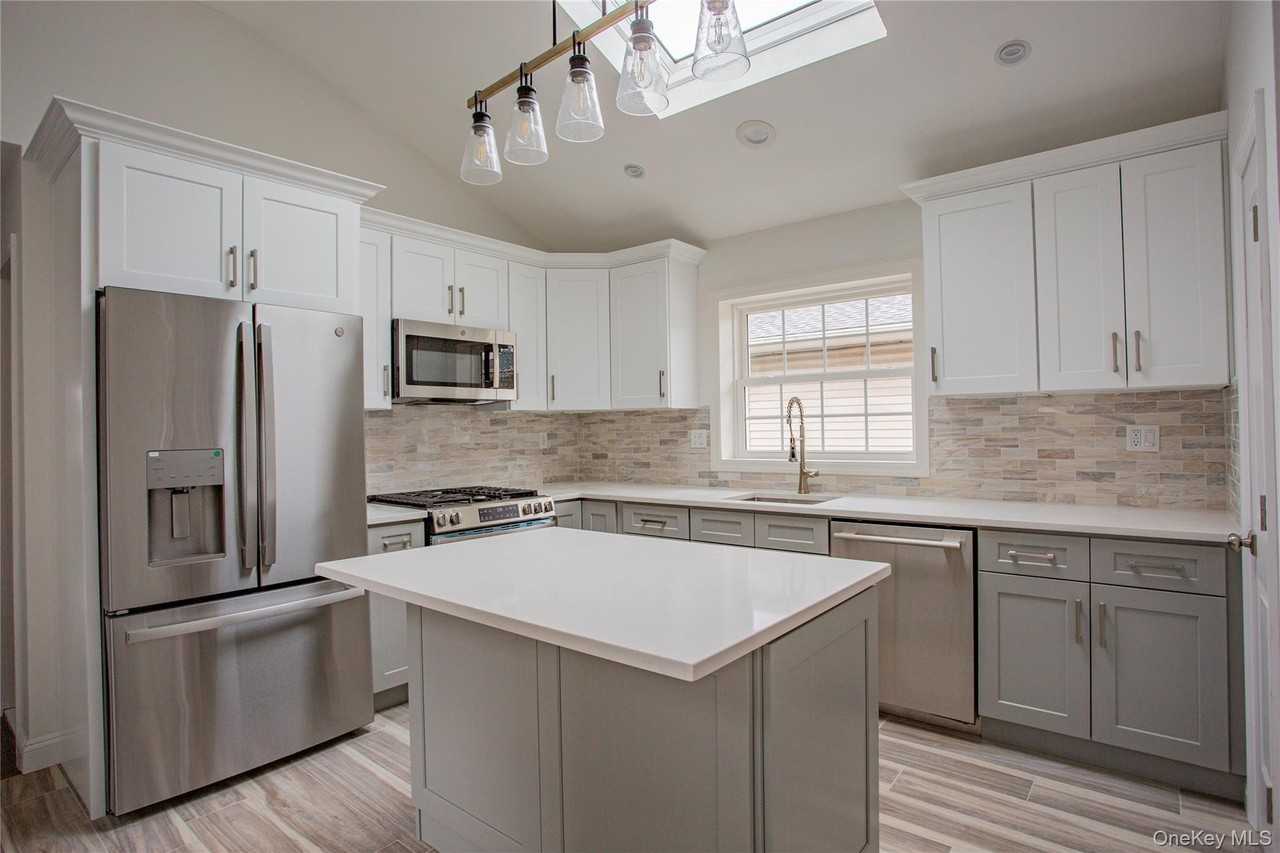 451 E Pine Street unit: Upper - Photo 4 of 28