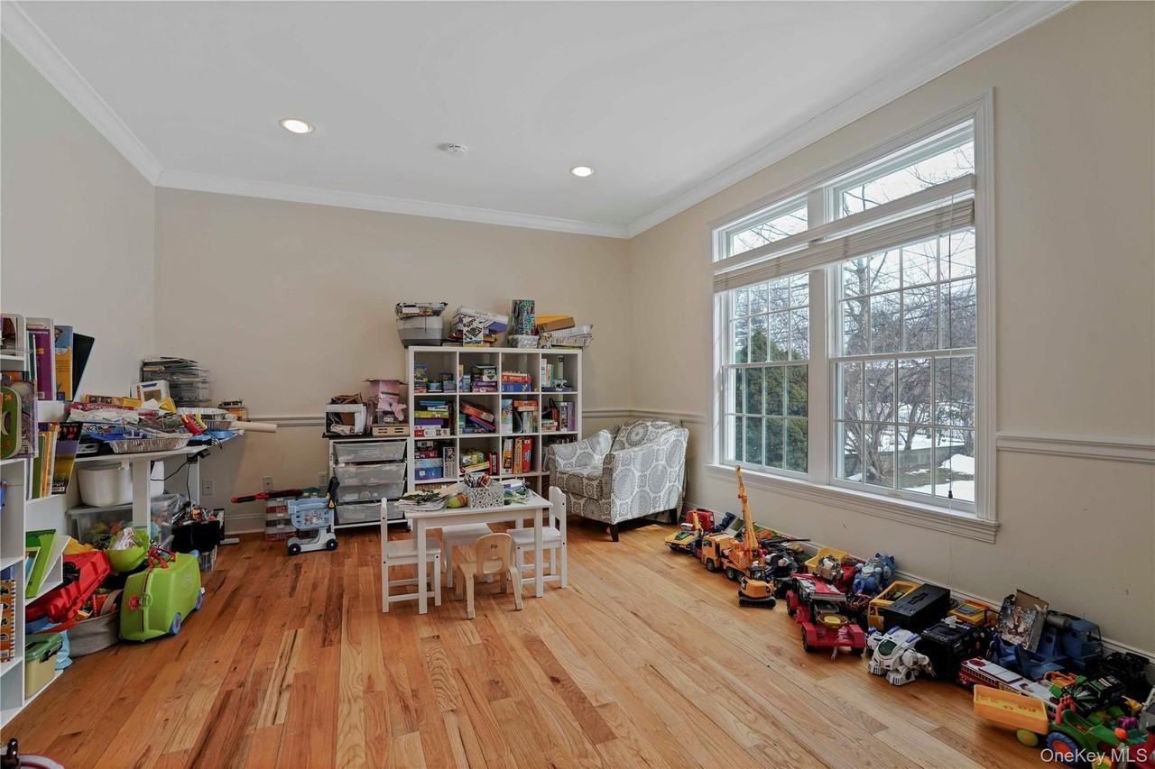 484 Rosedale Ave - Photo 3 of 31