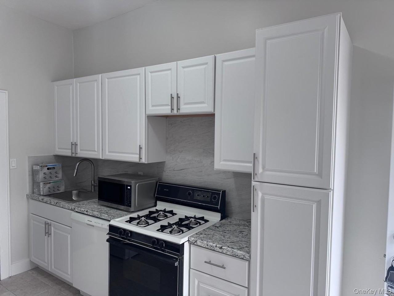 62 Jerusalem Ave - Photo 5 of 18