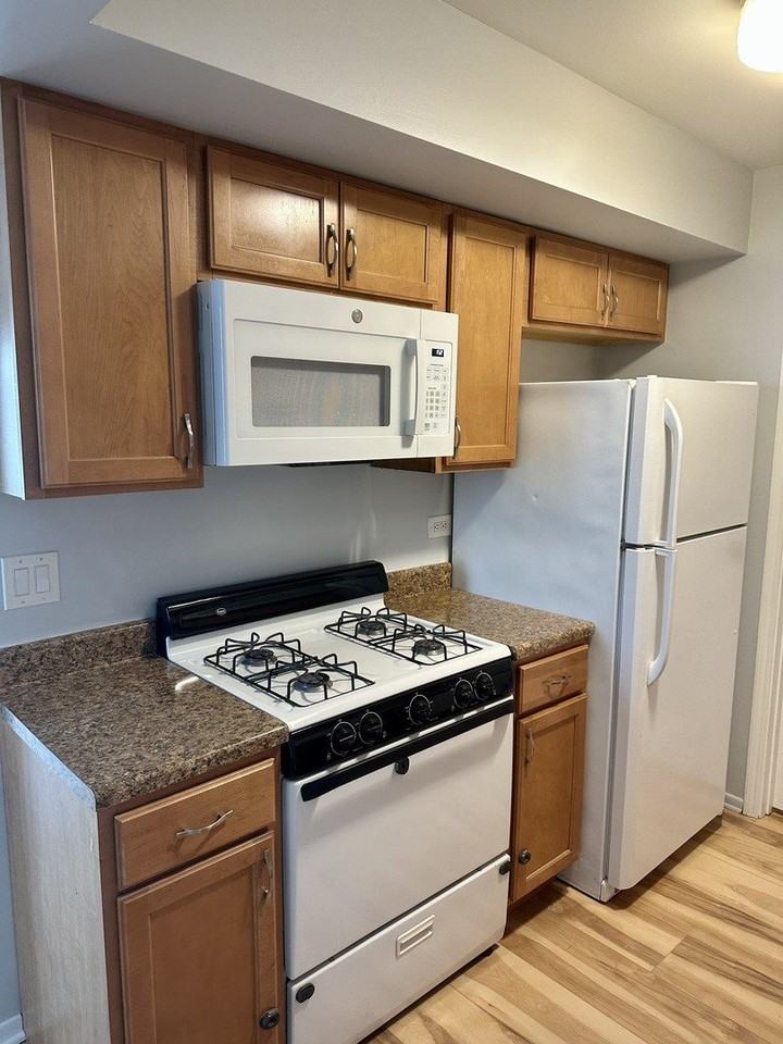 330 Hampton Ct Unit D - Photo 5 of 12