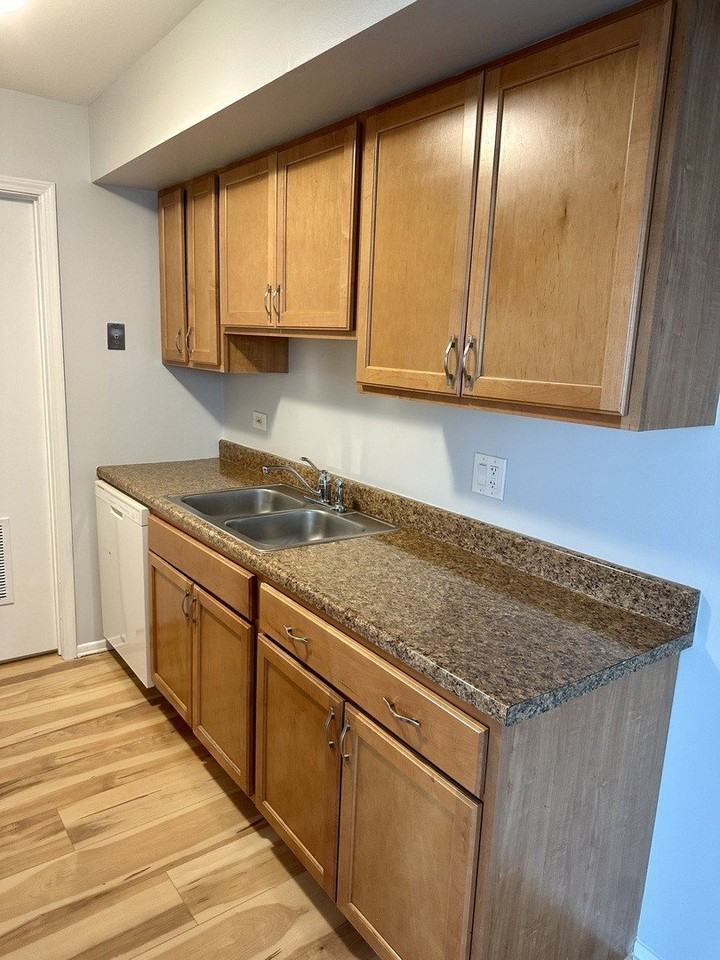 330 Hampton Ct Unit D - Photo 6 of 12