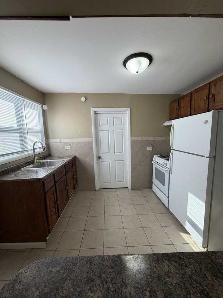 16130 Justine St - Photo 3 of 16