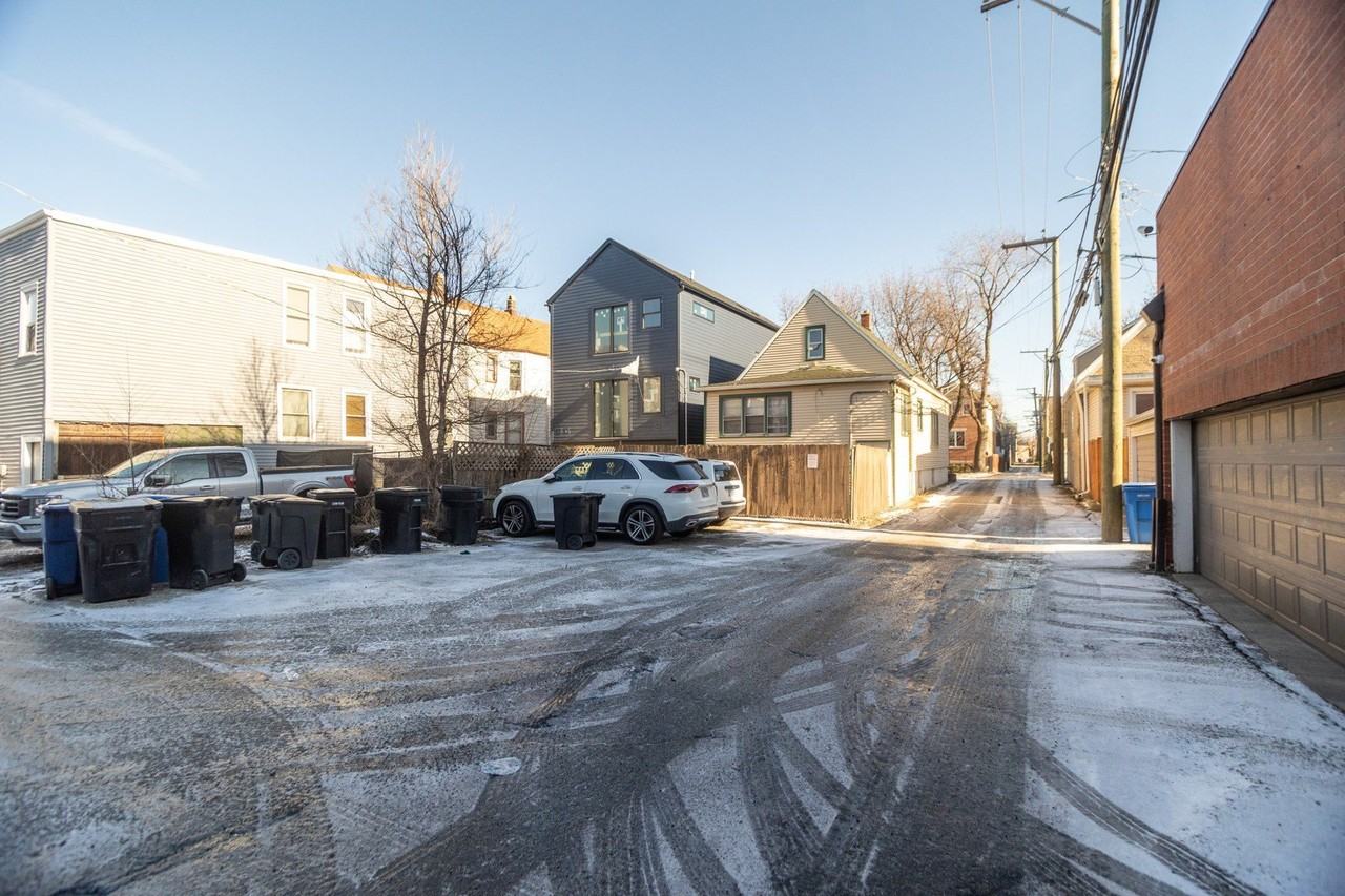 2814 N Maplewood Ave - Photo 3 of 16