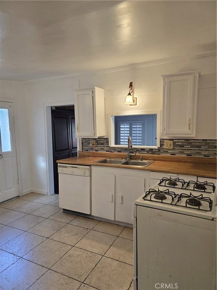 22903 Laurel Ln - Photo 4 of 18