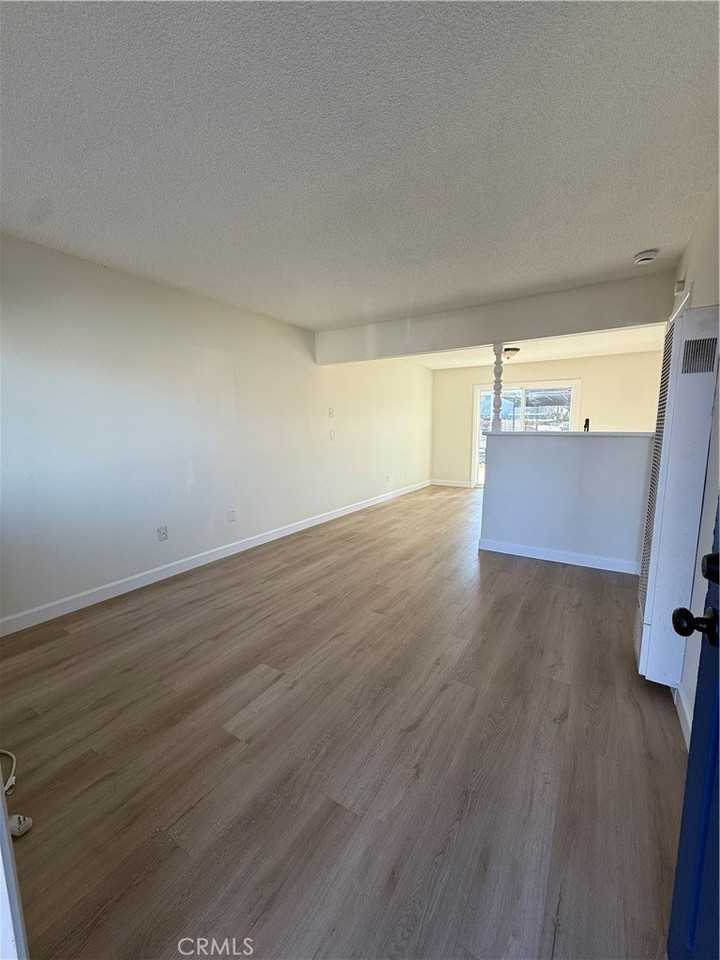 558 Benjamin St - Photo 3 of 25