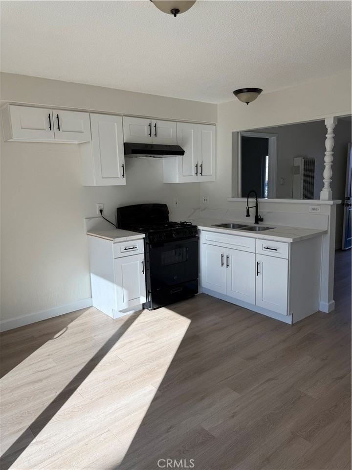 558 Benjamin St - Photo 7 of 25