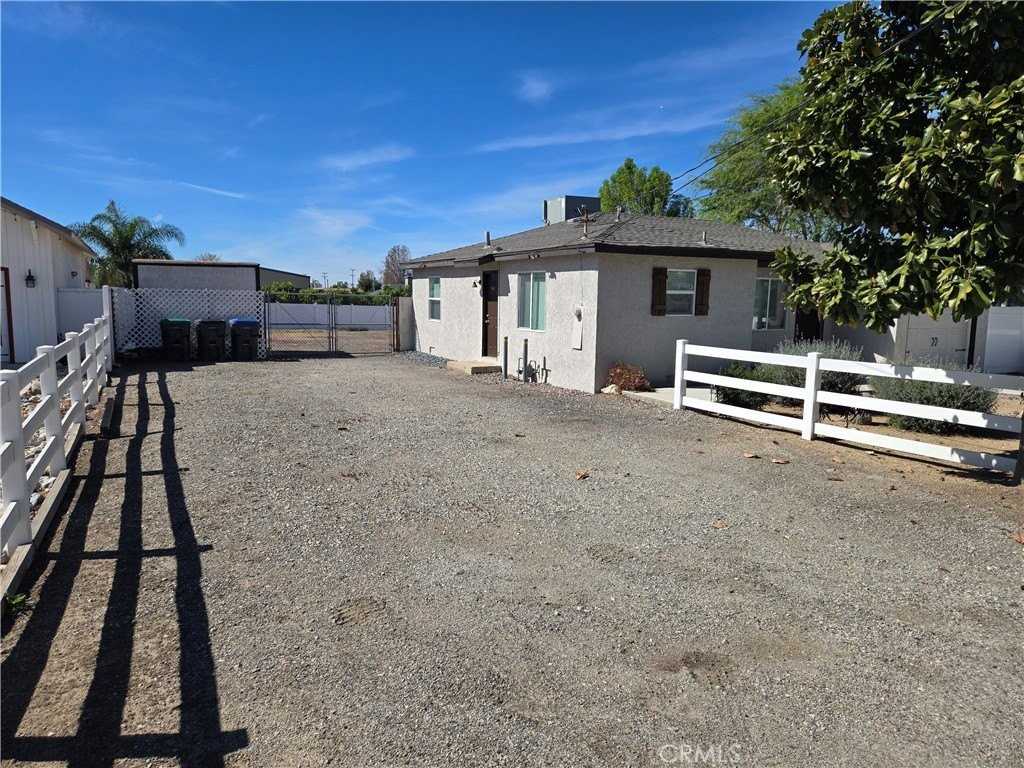 4690 Pedley Ave - Photo 3 of 16