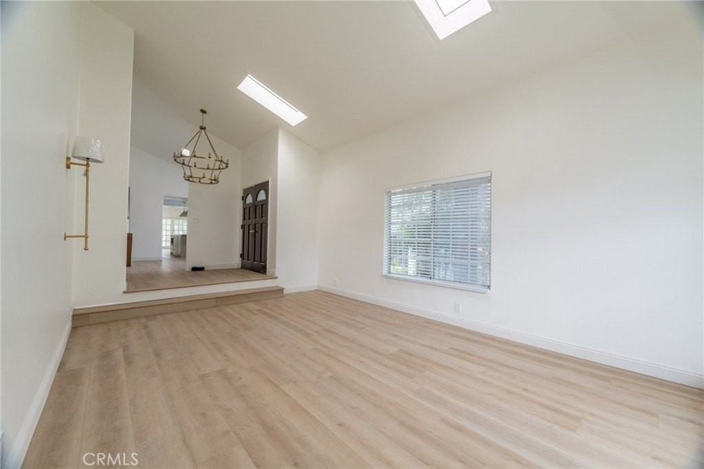 719 W Mariposa Ave - Photo 3 of 28