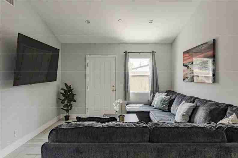 712 N Fuller Ave - Photo 2 of 23