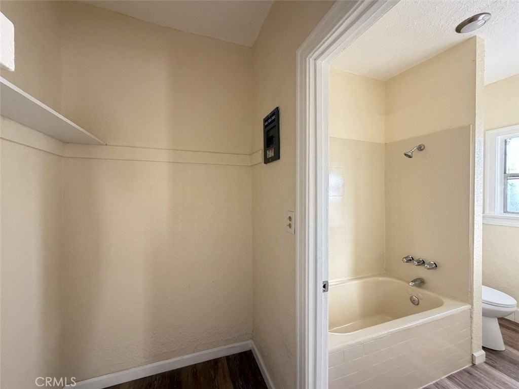 932 W 74th St - Photo 4 of 9