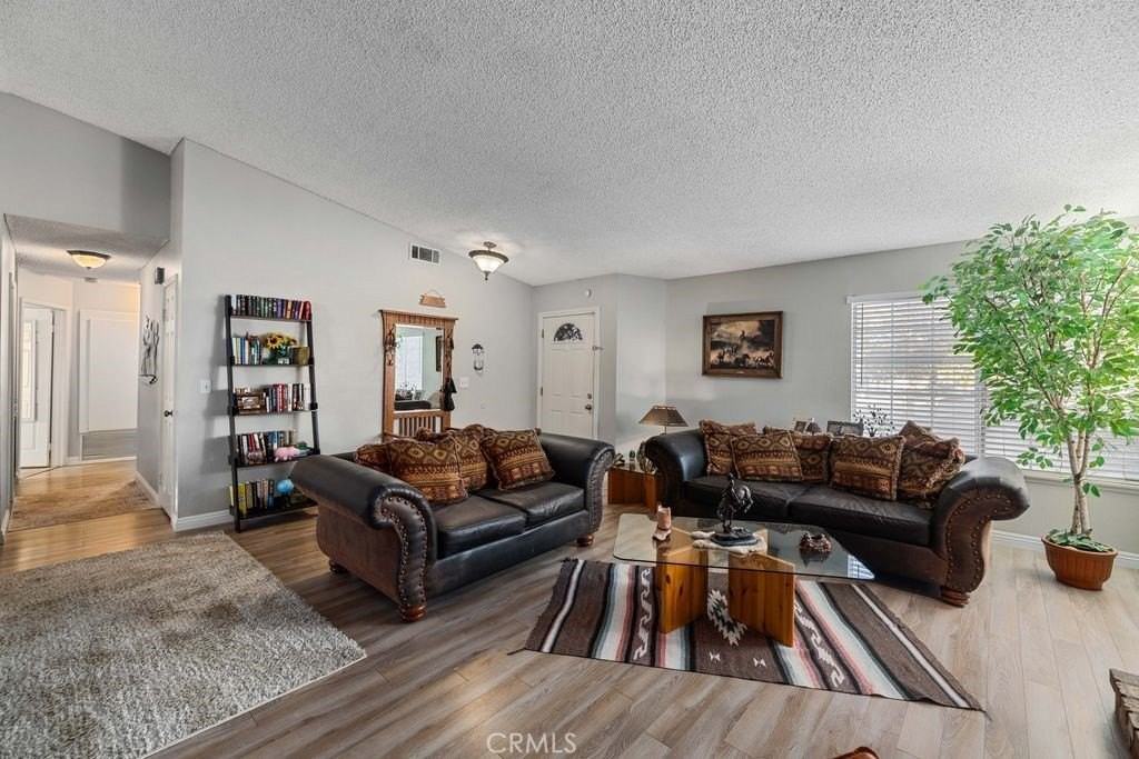 44115 Hunter Ct - Photo 4 of 23