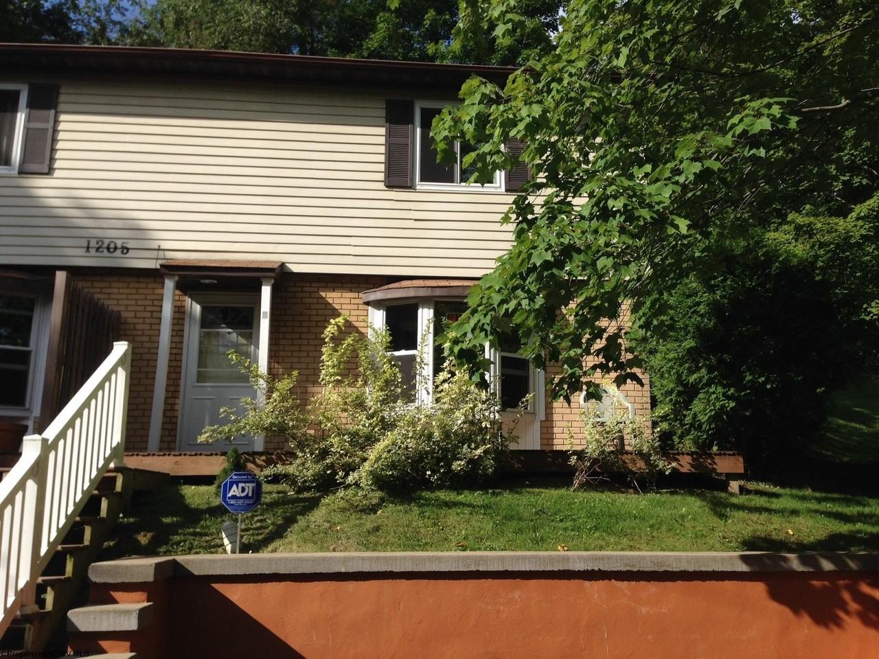 1205 Bartlow St - Photo 4 of 29